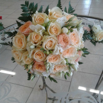 Білі троянди в букеті нареченої