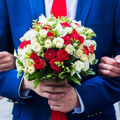 Букет нареченої з червоних та білих троянд