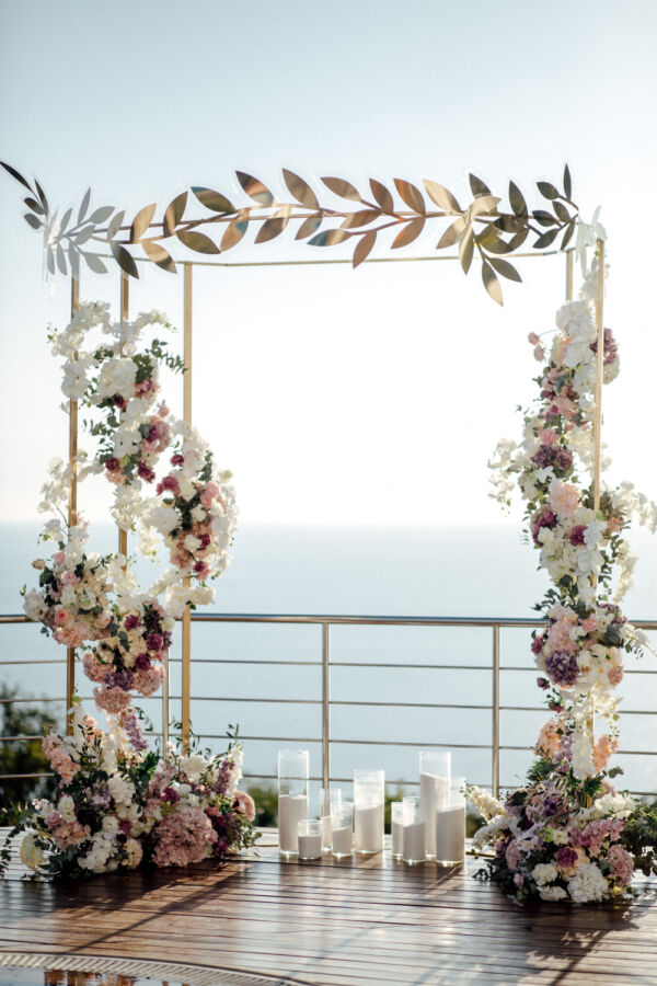 Весільна арка прикрашена квітами