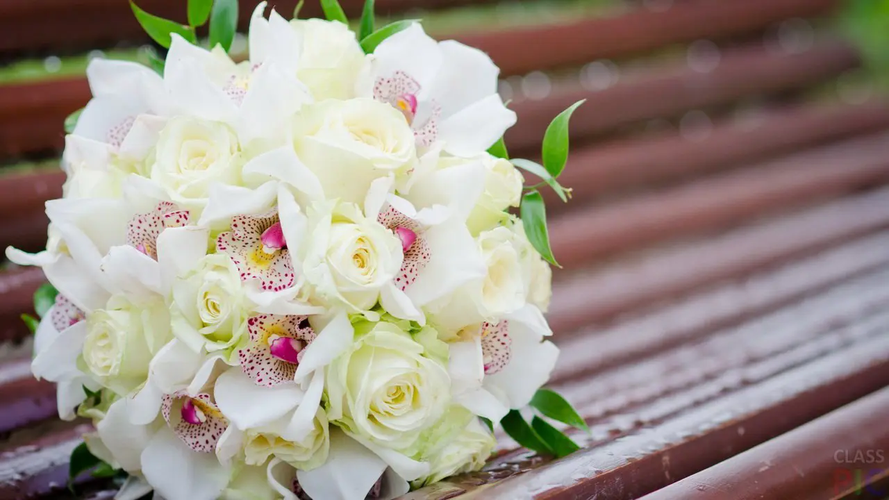Букет з білих троянд і орхідей