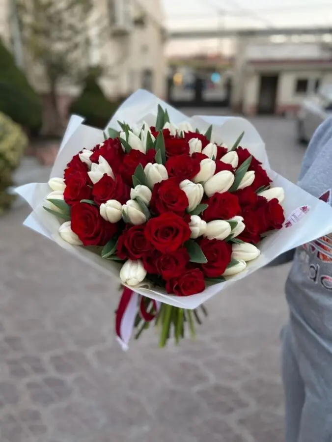 Букет з бордовими трояндами і тюльпанами