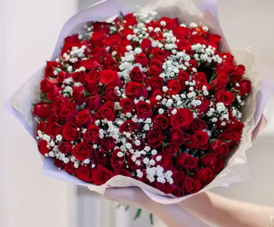 Букет з червоних троянд і гіпсофіл